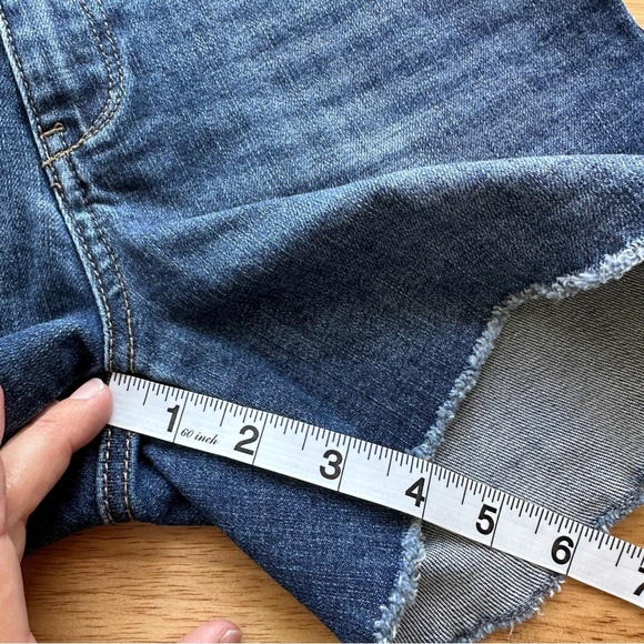 Kut from the Kloth Gidget Mid Rise Fray Denim Shorts, NWOT, Size 0 - Picture 3 of 7